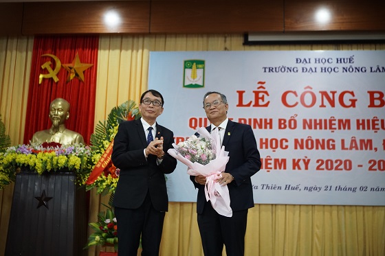 PGS. TS. Nguyễn Quang Linh tặng hoa tri ân nguyên Hiệu trưởng PGS.TS. Lê Văn An