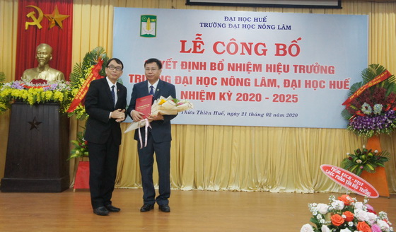 PGS.TS. Nguyễn Quang Linh - Bí thư Đảng ủy, Chủ tịch Hội đồng ĐH, Giám đốc ĐHH trao quyết định bổ nhiệm Hiệu trưởng trường ĐHNL, ĐHH nhiệm kỳ 2020-2025 cho PGS.TS. Trần Thanh Đức