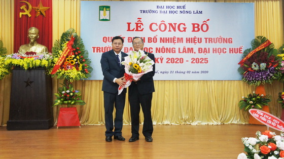 PGS.TS. Trần Thanh Đức tặng hoa tri ân cho PGS.TS. Lê Văn An - Hiệu trưởng tiền nhiệm