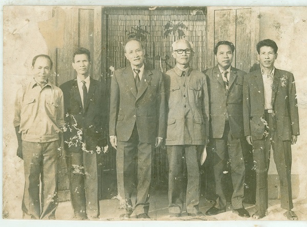 Đ/c Hoàng Sỹ Oánh (người đeo kính), Phó Hiệu trưởng phụ trách chung (1967- 1977), kiêm Bí thư Đảng ủy (1968-1977) cùng các đồng chí lãnh đạo trường tại Hà Bắc